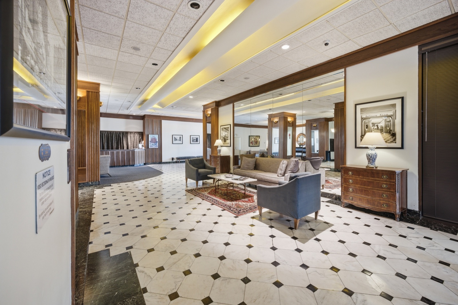 Lobby sitting room with mirrors