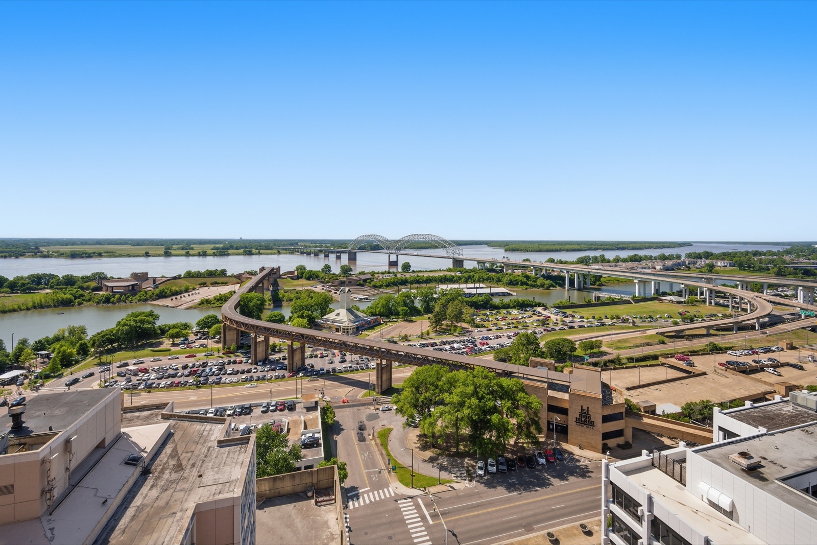 View over the Mississippi River and bridges